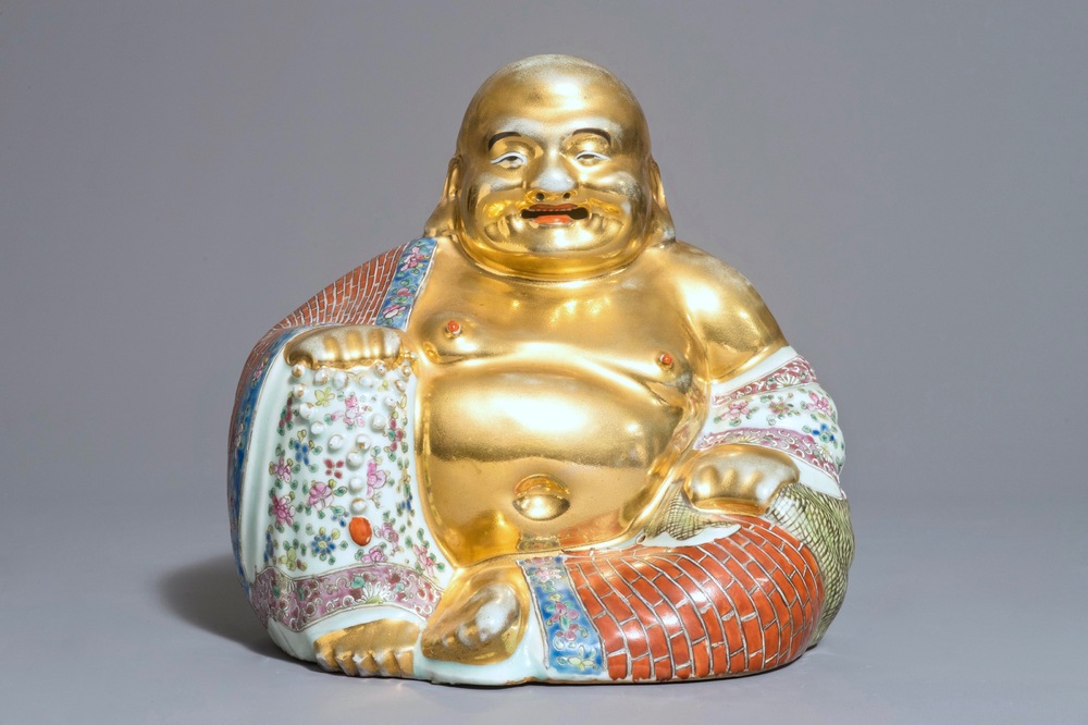 Une figure de Bouddha en porcelaine de Chine famille rose et dorure, 19/20&egrave;me
